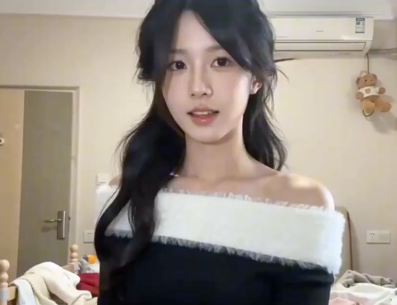 Messy Bedroom Lazy Beauty